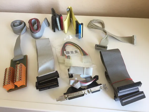 PC-Flachbandkabel und IDE-Stromanschlusskabel 