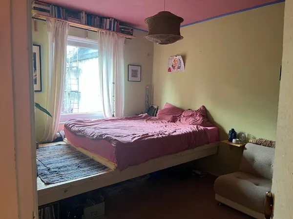 Das freie Zimmer, Blick von Tür