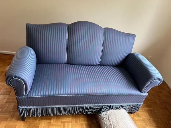 Sofa: 1,65 m breit, 70 cm tief