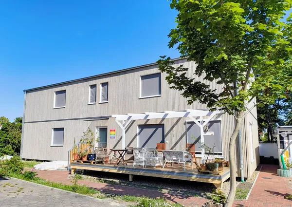 Unser Haus von außen mit der großen Terrasse