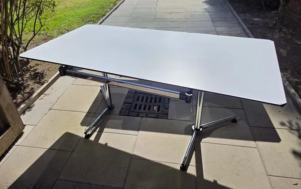 USM Kitos Schreibtisch 180x90 cm weiß / Chrom