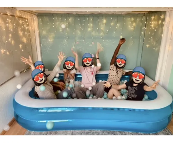 XXL Pool mit Bällen groß genug für bis zu sechs Kinder im Grundschulalter
