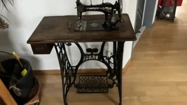 Maschine ist mit der Originalhaube ausgestattet
