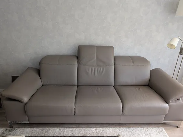 3er Sofa mit Motor und abgesenkten Kopfstützen 