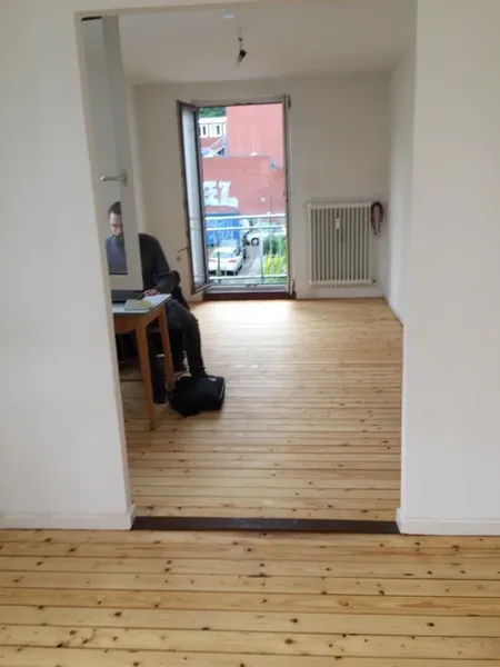 Wohnraum mit Durchgang