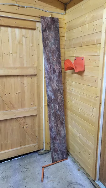 Hochkant stehende Marmorplatte  2m lang