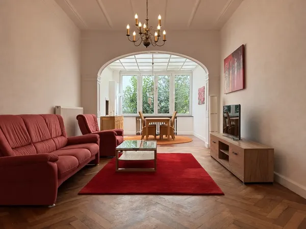 Wohnzimmer mit Blick auf den Wintergarten 
