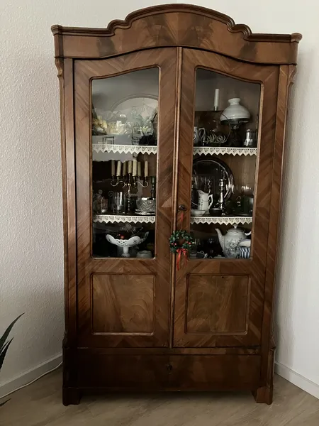 Antiker Vitrinenschrank, ohne Deko.