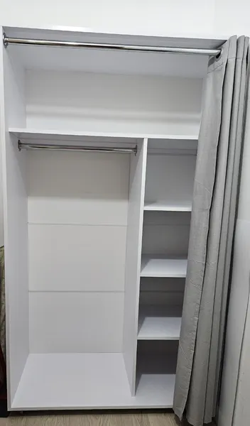 Kleiderschrank mit offenen Vorhang