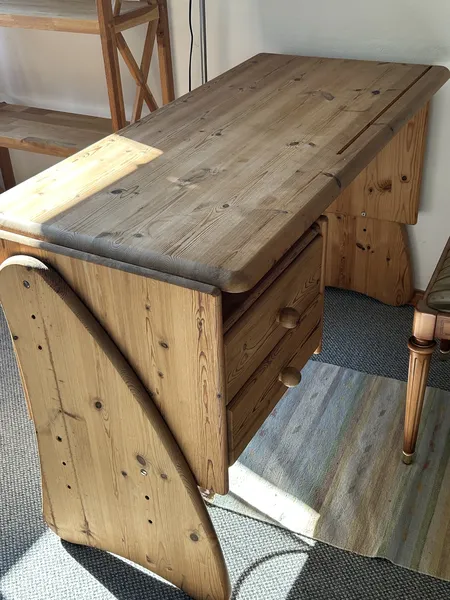 Hochwertiger Holzschreibtisch 